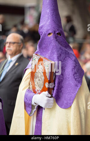 MALAGA, Spagna - 20 Marzo: Nazareno in possesso di una scatola di legno con ornamenti d'argento nella processione della Domenica delle Palme (Pollinica) il 20 marzo 2016 a Malaga Foto Stock