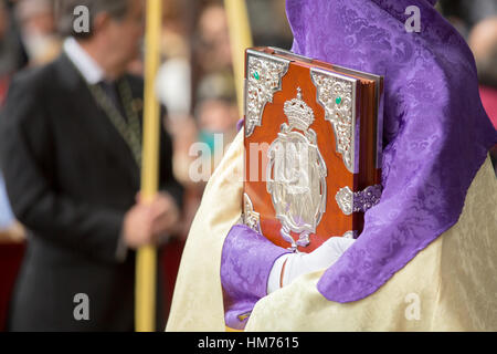 MALAGA, Spagna - 20 Marzo: Nazareno in possesso di una scatola di legno con ornamenti d'argento nella processione della Domenica delle Palme (Pollinica) il 20 marzo 2016 a Malaga Foto Stock