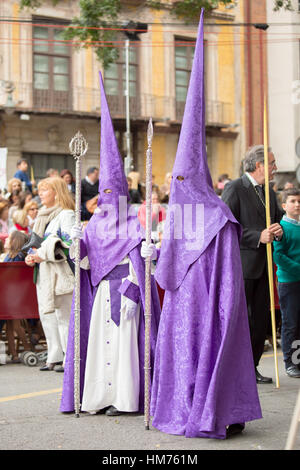 MALAGA, Spagna - 20 Marzo: Nazareni che partecipano alla processione della Domenica delle Palme (Pollinica) il 20 marzo 2016 a Malaga, Spagna. Foto Stock