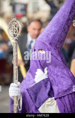 MALAGA, Spagna - 20 Marzo: Nazareno d'argento con il personale che partecipano alla processione della Domenica delle Palme (Pollinica) il 20 marzo 2016 a Malaga, Spagna. Foto Stock