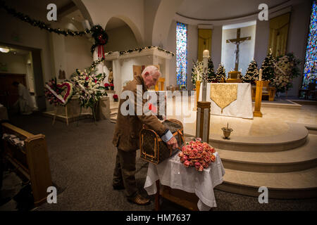 Zsa Zsa Gabor messo a riposare in intima Beverly Hills funerale al Buon Pastore chiesa cattolica con: Prinz Frederic von Anhalt, il Principe Frederic von Anhalt, principe von Anhalt, Prinz von Anhalt dove: Los Angeles, California, Stati Uniti quando: 30 Dic 2016 Credit: Frank Fastner/WENN.com Foto Stock