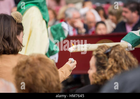 MALAGA, Spagna - 20 Marzo: Closeup di Nazareno dando cera di candela ad una ragazza non identificato nella processione della Domenica delle Palme (Pollinica) il 20 Marzo 2 Foto Stock