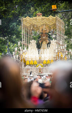 MALAGA, Spagna - 20 Marzo: tradizionali processioni della Settimana Santa per le strade su Marzo 20, 2016 a Malaga, Spagna. La Domenica delle Palme processione (Pollinica). Foto Stock