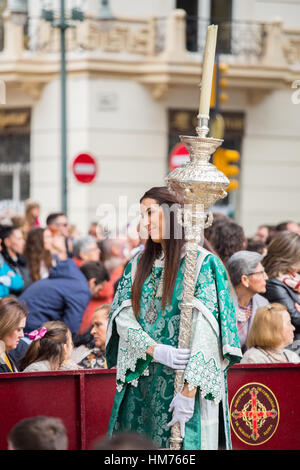 MALAGA, Spagna - 20 Marzo: Ragazza d'argento con il personale che partecipano alla processione della Domenica delle Palme (Pollinica) il 20 marzo 2016 a Malaga, Spagna. Foto Stock