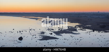 Città di Tallinn e sobborghi vista panoramica dalla mattina presto Foto Stock