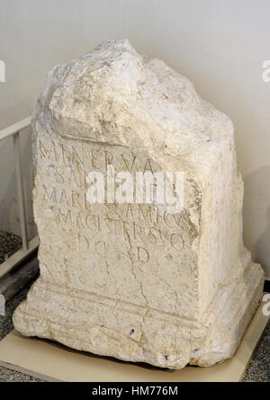 Ara di pietra consacrato alla dea Minerva. Dedicato da Marius Gamicus. Ii secolo D.C. Museo Archeologico Nazionale di Tarragona. Spagna. Foto Stock