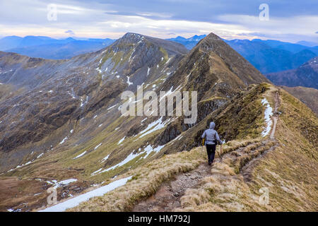 Una femmina di Walker sul Devil's Ridge, Mamores, Scozia Foto Stock
