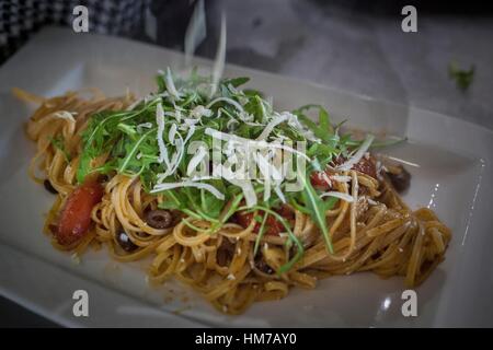 Tagliatele con foglie di rucola e formaggio Foto Stock