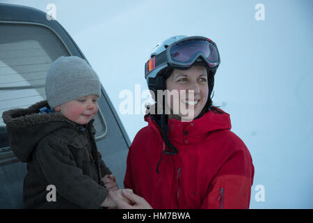 Madre e figlio giovane godendo il monte Olimpo ski resort a Canterbury, Nuova Zelanda Foto Stock