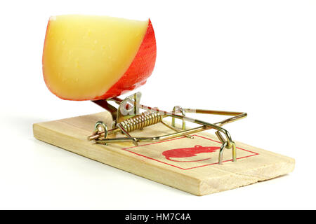 La molla mousetrap con un grande pezzo di formaggio isolato su sfondo bianco Foto Stock