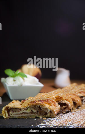 Strudel di mele con gelato sfondo nero Foto Stock