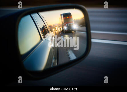 Carrello su strada riflettendo a specchio retrovisore Foto Stock