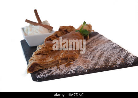 Strudel di mele con gelato isolato su bianco Foto Stock