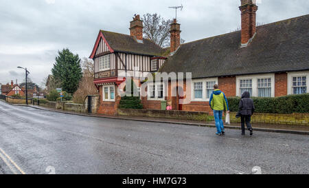 Gli anziani e i loro figli: portando la shopping - la regina Anna's Hospital gli ospizi di carità, St John Street, Newport Pagnell, Buckinghamshire, Inghilterra, Regno Unito Foto Stock