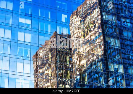 Stati Uniti d'America, New York, riflessi distorti nel palazzo di vetro Foto Stock