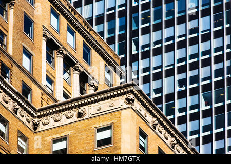 Stati Uniti d'America, New York, edificio antico e moderno blocco ufficio dietro Foto Stock