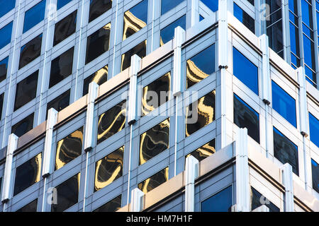 Stati Uniti d'America, New York, riflessi distorti nel palazzo di vetro Foto Stock