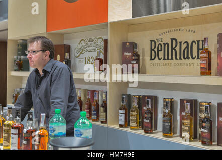 KIEV, UCRAINA - 21 novembre 2015: David Keir presenta la BenRiach e Glendronach single malt Scotch Whisky distillerie stand al 1° Whis ucraino Foto Stock