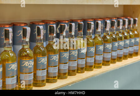 KIEV, UCRAINA - 21 novembre 2015: Arran riserva Lochranza single malt Scotch Whisky bottiglie closeup in fila per la degustazione su stand a Wh ucraino Foto Stock