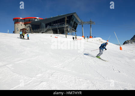 Gli sciatori e Rotunda stazione della funivia sul Chopok in Jasna Bassi Tatra. È la più grande località sciistica in Slovacchia Foto Stock