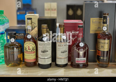 Kiev, Ucraina - 21 novembre 2015: diverse bottiglie di rare e highland speyside single malt Scotch whisky sul display per degustazioni in ucraino 1 Foto Stock