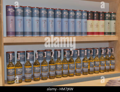 KIEV, UCRAINA - 21 novembre 2015: La Arran Lochranza riserva e altri single malt Scotch Whisky bottiglie closeup in fila per la degustazione su stand a W Foto Stock