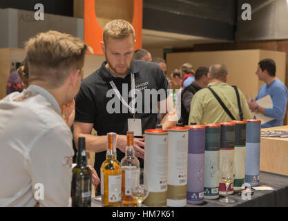 Kiev, Ucraina - 21 novembre 2015: i presentatori non riconosciuto il lavoro sulla arran single malt Scotch whisky distillery stand al primo whisky ucraino di dram f Foto Stock