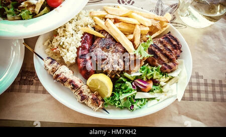 Mescolare la piastra di carne con patate fritte, cibo greco Foto Stock