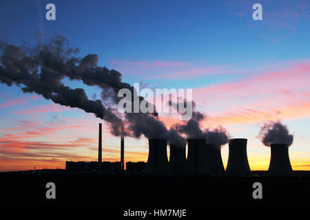 Tramonto spettacolare su centrali a carbone vegetale Foto Stock