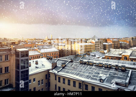 Vista panoramica di vecchi edifici dal tetto a neve caduta al tramonto a San Pietroburgo, Russia Foto Stock