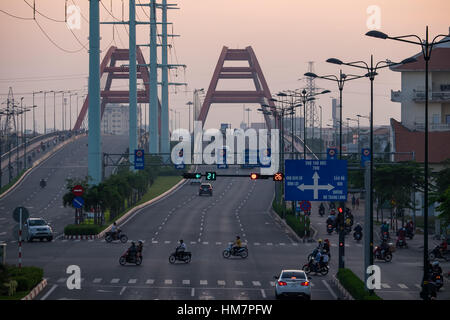 Il traffico su Binh Loi Bridge. HO CHI MINH, VIETNAM Foto Stock