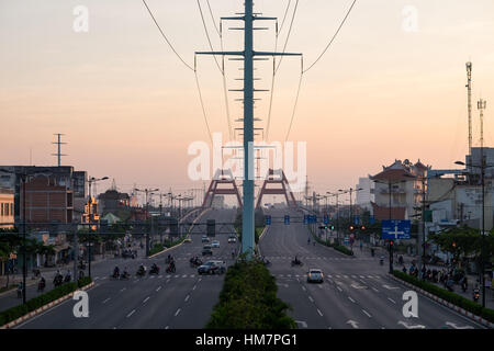 Il traffico su Binh Loi Bridge. HO CHI MINH, VIETNAM Foto Stock