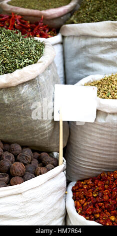 La sfocatura in iran bazaar vecchio mercato spice ingrediente per alimenti erbe esotiche Foto Stock