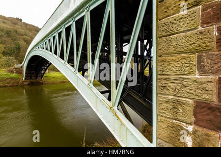 Bigsweir ponte attraversa tra Galles e Inghilterra, nel Regno Unito, si attraversa il fiume Wye in un unico ghisa arch. Foto Stock