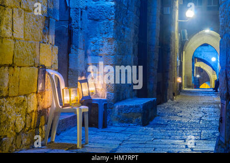 Gerusalemme, Israele - 29 dicembre 2016: Vicolo con un display di Menorahs tradizionale (Hanukkah lampade) con olio di oliva candele, nel quartiere ebraico, Je Foto Stock