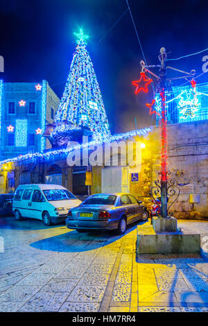 Gerusalemme, Israele - 29 dicembre 2016: Vicolo con un albero di Natale e decorazioni, Gerusalemme la città vecchia, Israele Foto Stock