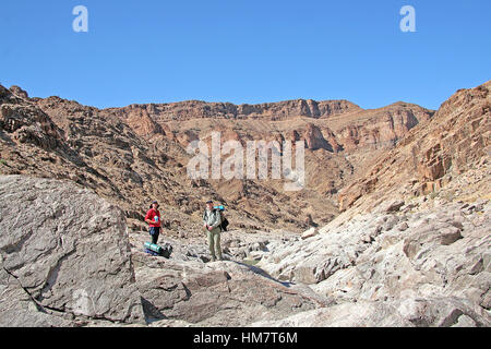 Gli escursionisti godendo della vista con il Fish River Canyon Sentiero escursionistico un semi deserto di gola nel sud della Namibia Foto Stock