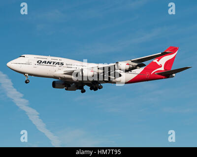 Qantas aereo aereo Boeing 747 (747-438ER) wide-body jumbo aereo jet approccio finale lo sbarco dall'Aeroporto Internazionale di Vancouver Foto Stock