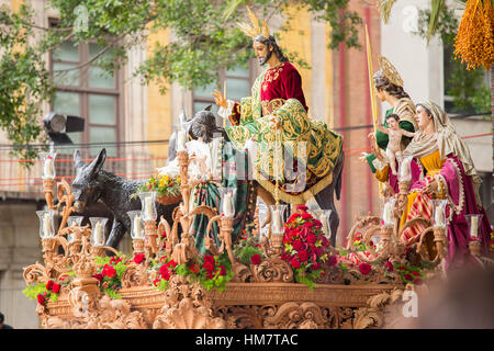 Gesù Cristo cavalcando un asino per la domenica delle palme (durante la settimana di Pasqua). Figura pesante che viene spostato da manodopera durante una processione. Tipici della Pasqua e Settimana Santa Foto Stock