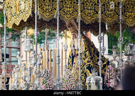 Vergine Maria Domenica delle Palme (durante la settimana di Pasqua). Figura pesante che viene spostato da manodopera durante una processione. Tipico di Pasqua, la Settimana Santa in Spagna. Foto Stock