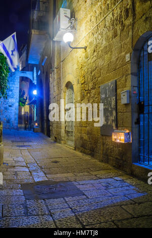 Gerusalemme, Israele - 29 dicembre 2016: Vicolo con un display di Menorahs tradizionale (Hanukkah lampade) con olio di oliva candele, nel quartiere ebraico, Je Foto Stock