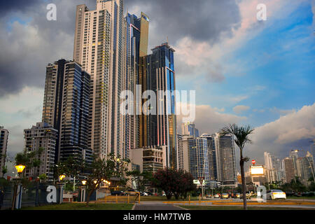 Balboa Avenue skyline grattacielo seawall strada nuova. Skyline, Panama City, Panama America centrale. Cinta Costera Oceano Pacifico circonvallazione costiera Bahia de Foto Stock