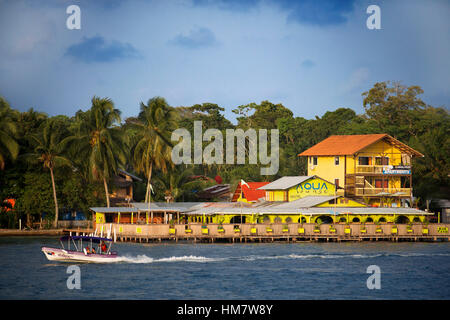 Panama Bocas del Toro iconico vista delle barche e arcipelago. Aqua lounge Hostel and Bar Isla Carenero. Bocas del Toro è la capitale del panamensi Foto Stock