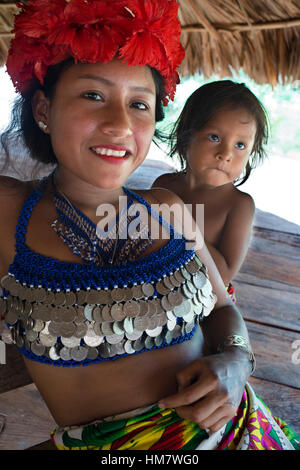 Ritratto di donna indigena e bambino embera nel villaggio dei nativi Indiani della tribù Embera, Embera Village, Panama. Panama Embera persone Villag indiano Foto Stock