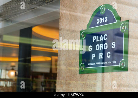 Un tentativo di estenuanti un luogo a Parigi - il dettaglio di una placca all'interno Cafè de la Maire ricordando il luogo dove Perec ha scritto le parti della sua grande libro Foto Stock