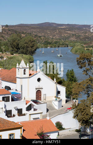 Vista sul villaggio imbiancate di Alcoutim sul Rio fiume Guadiana, Alcoutim, Algarve, Portogallo, Europa Foto Stock