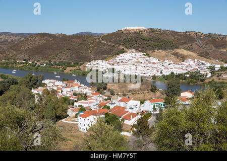 Vista su Alcoutim e villaggio spagnolo di Sanlucar De Guadiana sul Rio fiume Guadiana, Alcoutim, Algarve, Portogallo, Europa Foto Stock