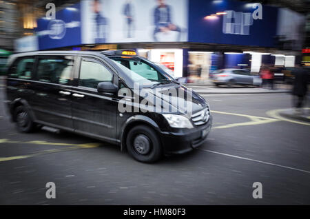 Mercedes Vito Londra Taxi a Piccadilly Circus - sfocatura del movimento Foto Stock