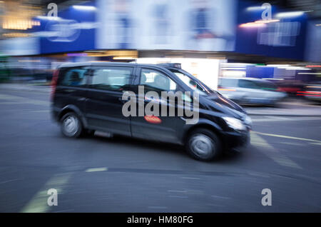 Mercedes Vito Londra Taxi a Piccadilly Circus - sfocatura del movimento Foto Stock