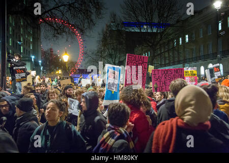 Dimostranti di Whitehall, vicino a Downing Street, protesta contro il presidente statunitense Trump del divieto di ingresso per persone provenienti da paesi a maggioranza musulmana Foto Stock